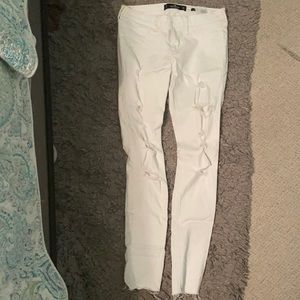 white hollister ripped skinny jeans